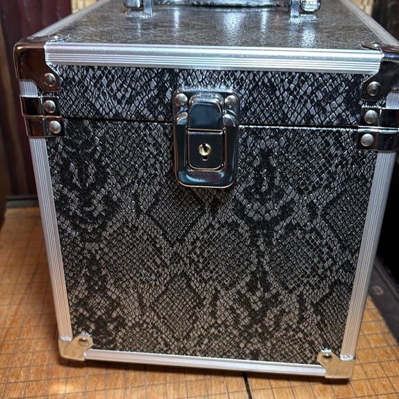 Black Silver Snake Skin Reptile Makeup Hair Tools Carrier Case 8.5”Hx7.5”Dx7”L - Picture 6 of 10